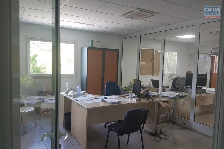 LOCAL PROFESSIONNELLE  BUREAUX  EN ZONE D'ACTIVITE