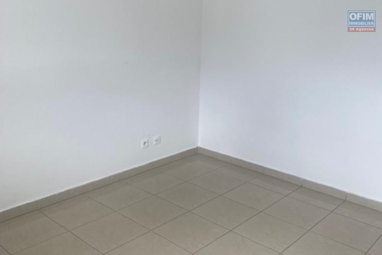 A louer cet appartement de type F3 en professionnel de 69m2 en zone franche Sainte Clotilde.