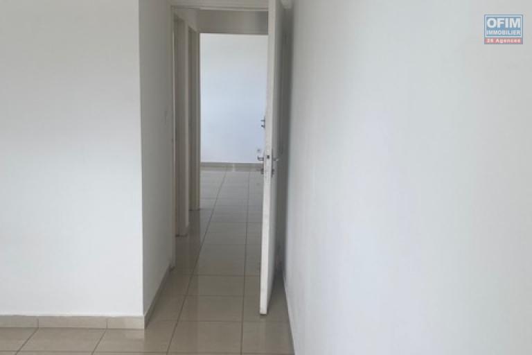 A louer cet appartement de type F3 en professionnel de 69m2 en zone franche Sainte Clotilde.