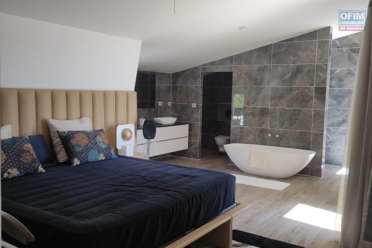 Ofim vous propose cet appartement  de prestige très spacieux de 220 m2 à St gilles les bains centre