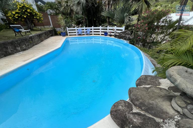 Magnifique propriété (230 m2) F5 + F2 + piscine à débordement à 100 m d'altitude implantée sur 1700 m2 de terrain pleine vue mer.