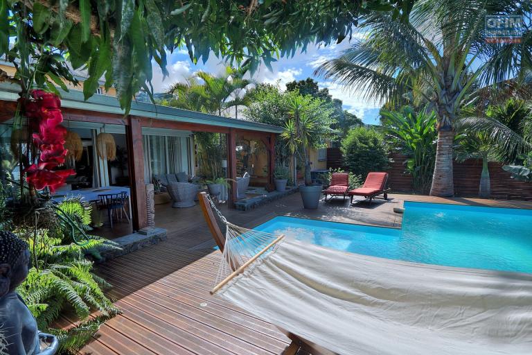 Belle villa 7 pièces, d'une surface habitable de 170 m², avec deux studios meublés, située aux Avirons.