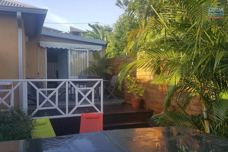 Superbe ensemble immobilier constitué d'une villa duplex 7 pièces de 170 m² et de deux appartements meublés T2 indépendants, sur un terrain de 1000 m² situé aux Avirons. - Studio 1