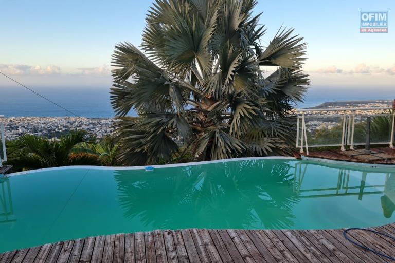 COLOCATION : A louer plusieurs grandes chambres dans belle villa F5 avec piscine et vue superbe panoramique sur Saint Denis à Bellepierre