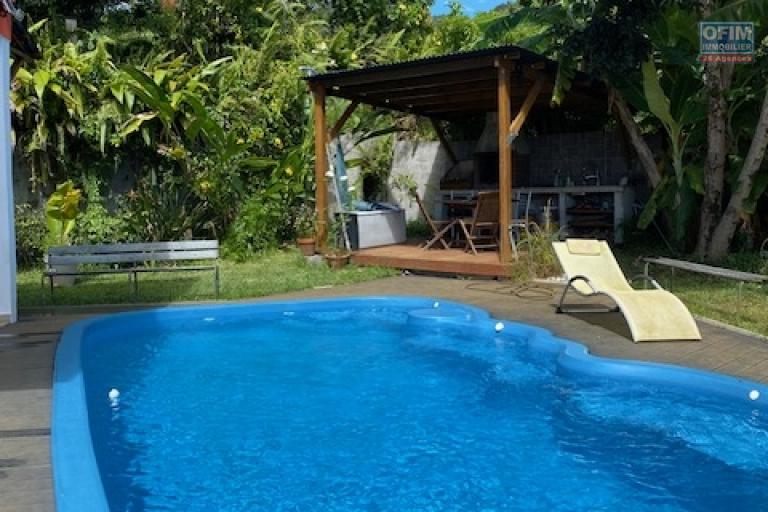 A Louer cette spacieuse villa de type F4/5 meublée  avec piscine chauffée sur le secteur de Sainte Marie La Ressource