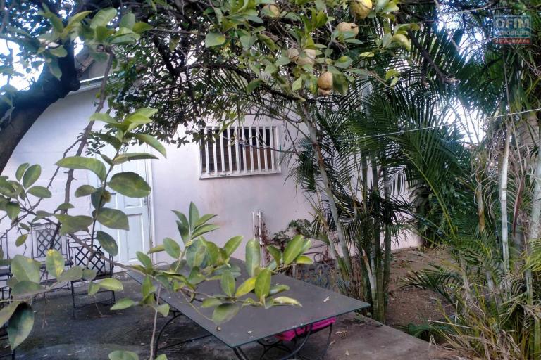 Ensemble immobilier composé de 2 maisons  F5 et  F4  sur un terrain de 914 m2  Ravine des Cabris