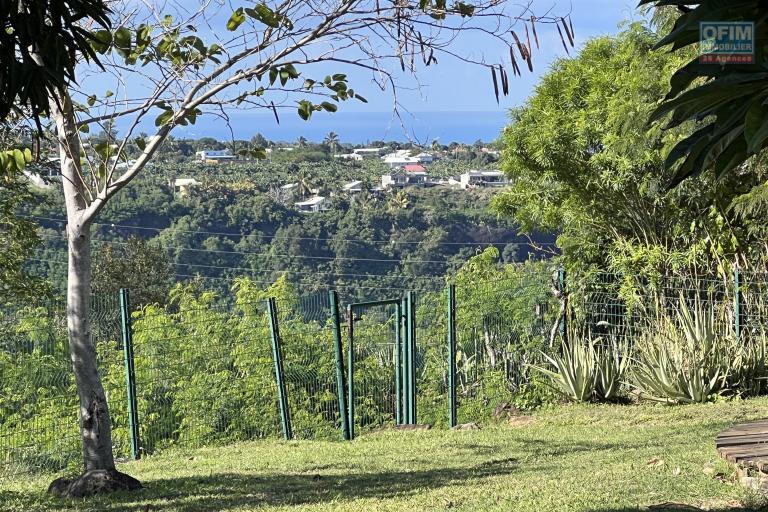 Maison plain pied de type 5 implantée sur 617 m2 de terrain (700 m2 utiles) avec piscine, vue mer et montagne au bord de la Ravine du Ouaki, sans vis à vis.