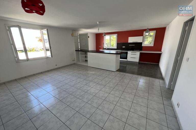 Maison plain pied de type 5 implantée sur 617 m2 de terrain (700 m2 utiles) avec piscine, vue mer et montagne au bord de la Ravine du Ouaki, sans vis à vis.