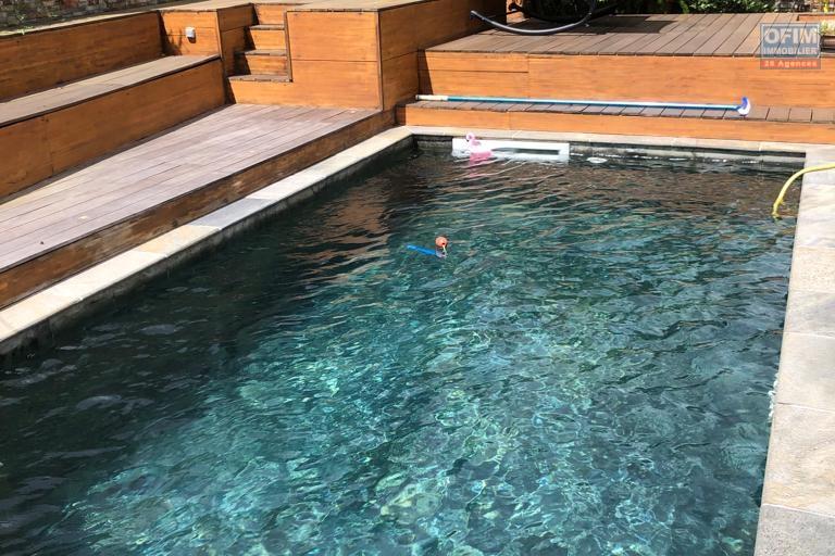 A louer aux Avirons villa  meublée de type F6 avec piscine