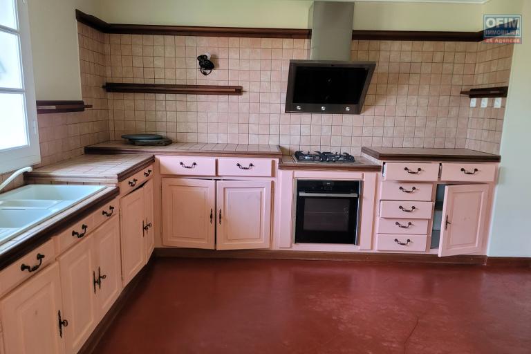 Splendide Propriété dans parc luxuriant 2 000 m² - LOT 1 : Cuisine hyper équipée