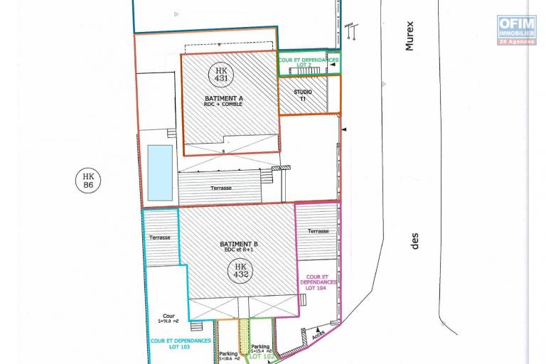 Grande villa de standing divisée en 3 meublés de tourismes (T5, T4 et studio) sur 500 m² de terrain à 50 mètres du lagon de la Saline les Bains.