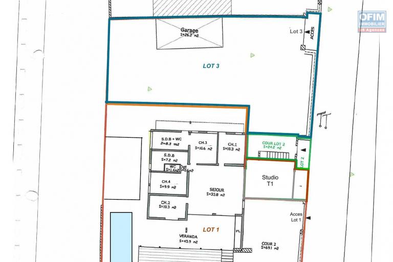 Grande villa de standing divisée en 3 meublés de tourismes (T5, T4 et studio) sur 500 m² de terrain à 50 mètres du lagon de la Saline les Bains.