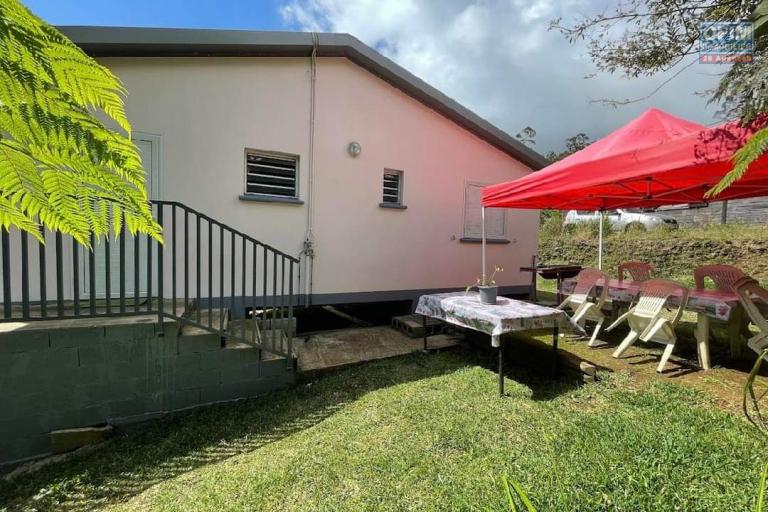 BELLE MAISON AVEC 2 CHAMBRES, BEAU JARDIN, AU CALME, VUE MONTAGNES