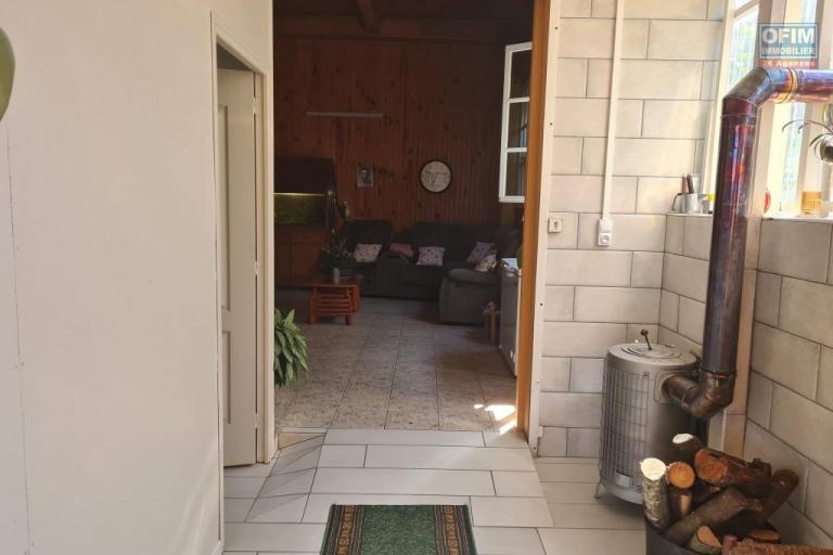 A vendre un ensemble de deux villas jumelées de type F5 et F3 d'environ 200m² sur un terrain d'environ 1243 m² le Tampon 19éme