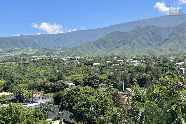 Maison F4 de 120 m2 utiles en R+1 + une dépendance, le tout implantée sur 423 m2 de terrain plat avec vue mer et montagne.