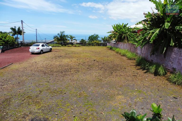 Bel ensemble immobilier composé d'une maison de plain pied et de trois bungalows implanté sur un terrain de 1756 m² à Bras de Pontho au Tampon.