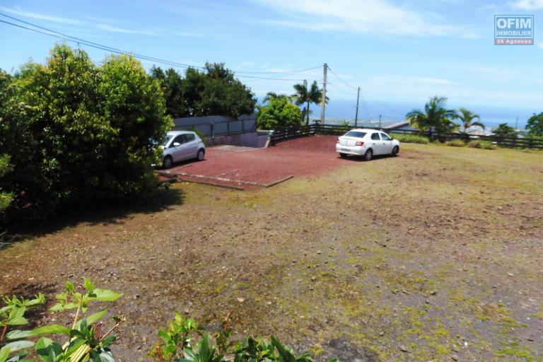 Bel ensemble immobilier composé d'une maison de plain pied et de trois bungalows implanté sur un terrain de 1756 m² à Bras de Pontho au Tampon.