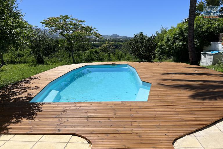 Maison plain pied de type 5 implantée sur 617 m2 de terrain (700 m2 utiles) avec piscine, vue mer et montagne au bord de la Ravine du Ouaki, sans vis à vis.