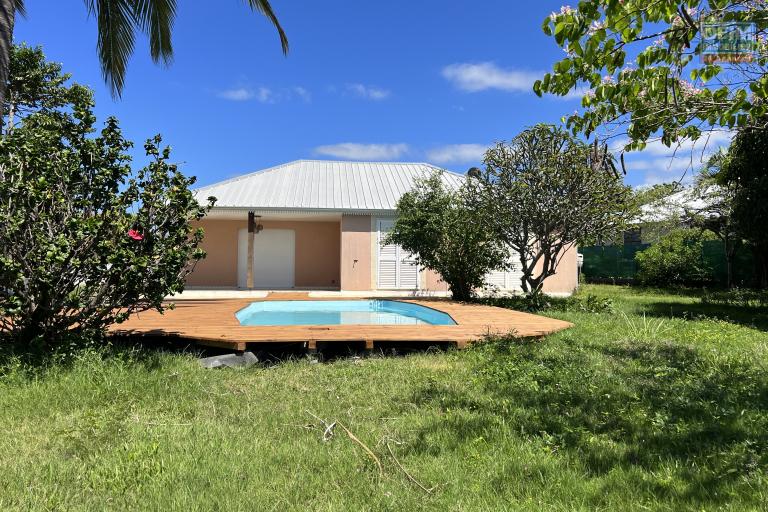 Maison plain pied de type 5 implantée sur 617 m2 de terrain (700 m2 utiles) avec piscine, vue mer et montagne au bord de la Ravine du Ouaki, sans vis à vis.