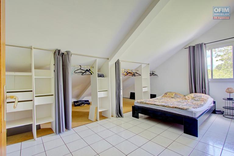Belle villa 7 pièces d'une surface habitable de 211 m², implantée sur un terrain de 600 m², située aux Avirons.