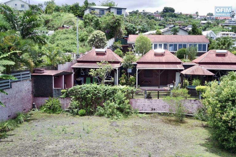 Bel ensemble immobilier composé d'une maison de plain pied et de trois bungalows implanté sur un terrain de 1756 m² à Bras de Pontho au Tampon.
