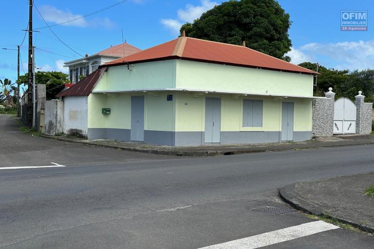 A louer sur axe passant local professionnel remis à neuf de 48m² avec parking à proximité immédiat
