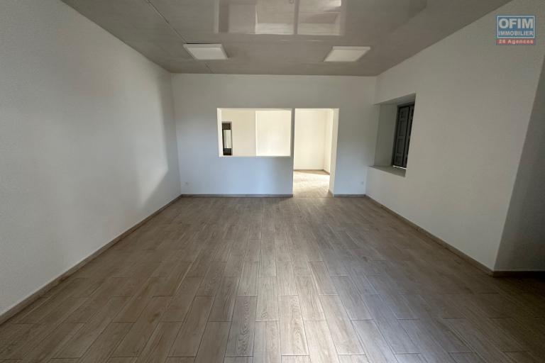 A louer sur axe passant local professionnel remis à neuf de 48m² avec parking à proximité immédiat