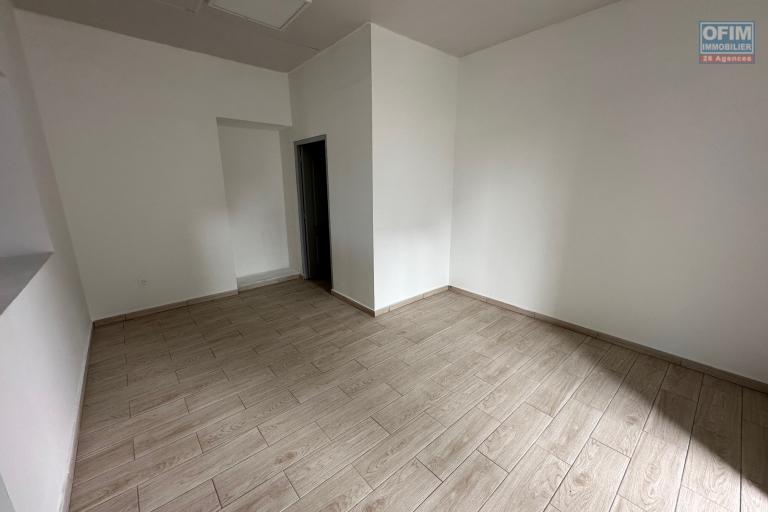A louer sur axe passant local professionnel remis à neuf de 48m² avec parking à proximité immédiat