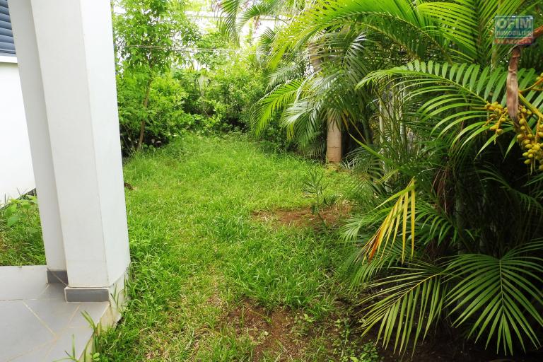 Villa récente duplex 5 pièces de 93 m² sur un terrain de 222 m² à Stella / Piton st Leu.