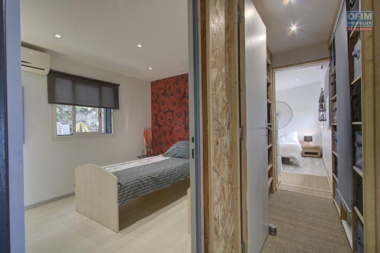 Belle villa 7 pièces, d'une surface habitable de 175 m², implantée sur un terrain de 603 m², située à Piton st Leu.