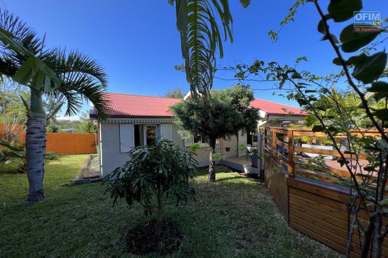 Belle maison F4 avec deux varangues, locaux extérieurs + piscine en hyper centre sur 670 m2 de terrain sans vis à vis.