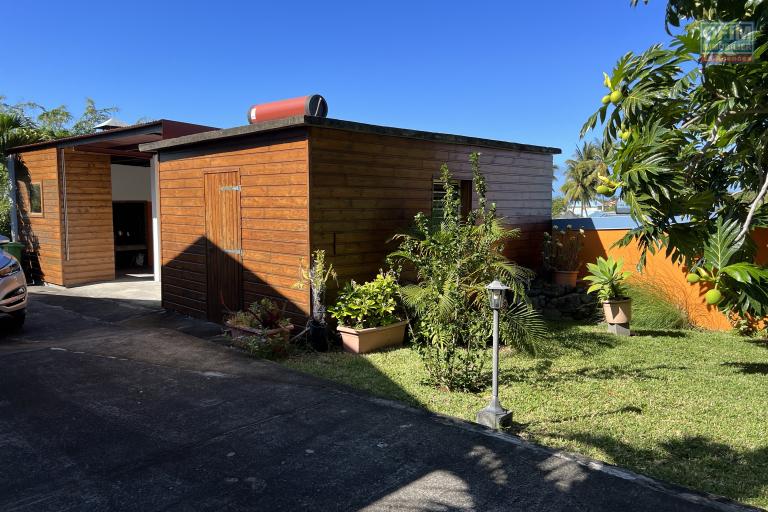 Belle maison F4 avec deux varangues, locaux extérieurs + piscine en hyper centre sur 670 m2 de terrain sans vis à vis.