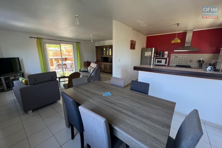 Belle maison F4 avec deux varangues, locaux extérieurs + piscine en hyper centre sur 670 m2 de terrain sans vis à vis.