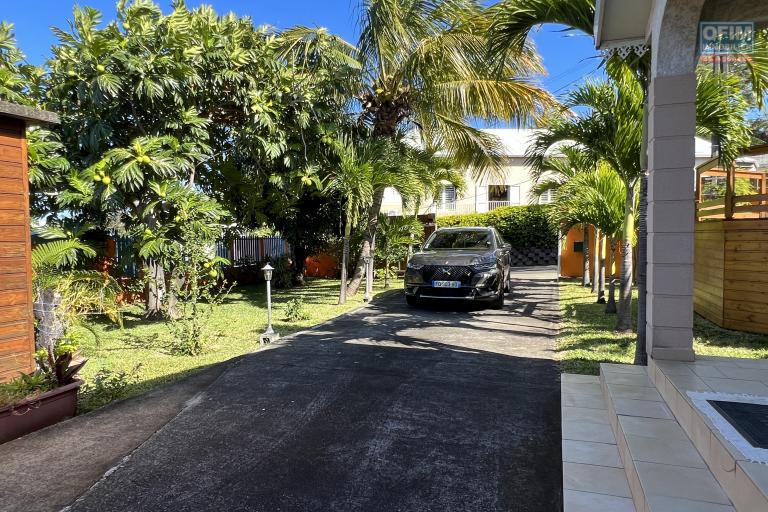 Belle maison F4 avec deux varangues, locaux extérieurs + piscine en hyper centre sur 670 m2 de terrain sans vis à vis.