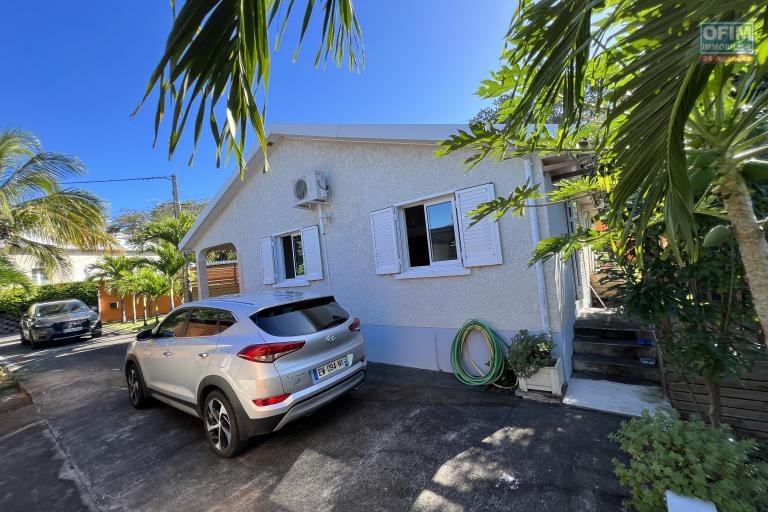 Belle maison F4 avec deux varangues, locaux extérieurs + piscine en hyper centre sur 670 m2 de terrain sans vis à vis.