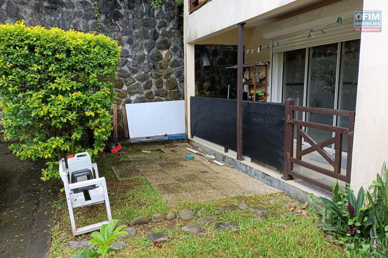 A vendre appartement T3 de 76 m2 avec varangue à Saint-Benoît (investissement locatif) - agence immobilière-saint benoit-salle de bain