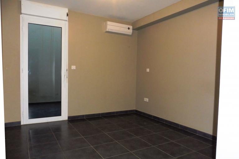  Appartement de plain pied 4 pièces de 72 m² à 3 minutes à pied de la plage de St Leu.