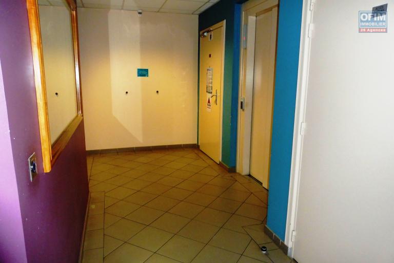  Bel appartement deux pièces, d'une surface habitable de 46 m² situé dans le centre ville de St Leu.