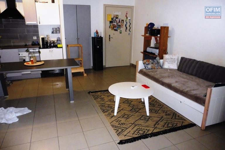  Bel appartement deux pièces, d'une surface habitable de 46 m² situé dans le centre ville de St Leu.