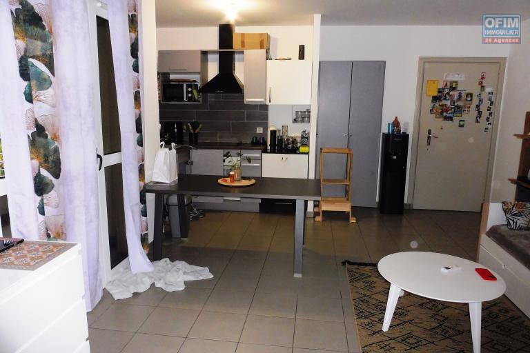  Bel appartement deux pièces, d'une surface habitable de 46 m² situé dans le centre ville de St Leu.