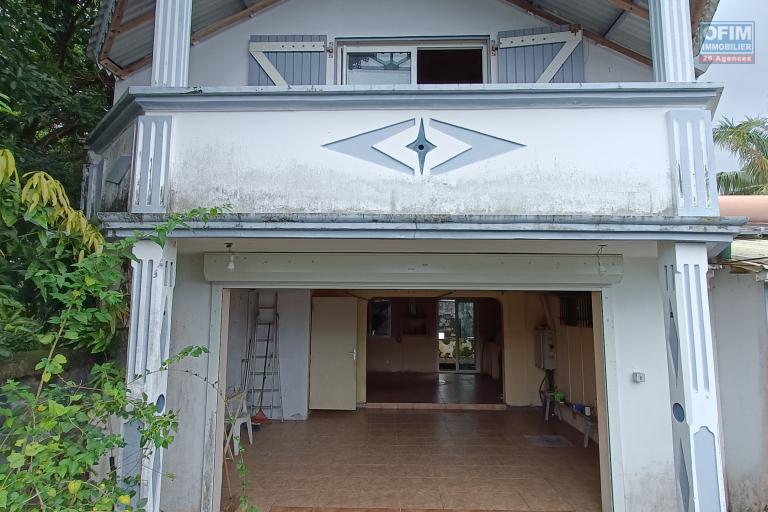 A vendre une maison F6 de 150 m2 à rénover Sainte-Anne proche du bassin bleu