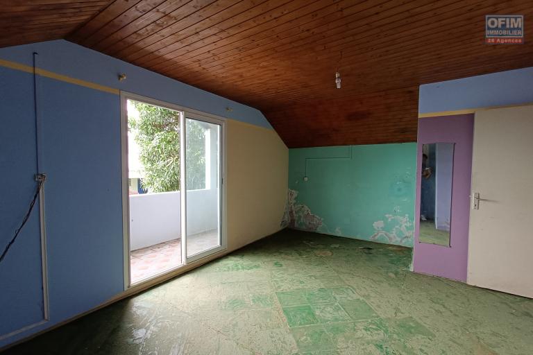 A vendre une maison F6 de 150 m2 à rénover Sainte-Anne proche du bassin bleu