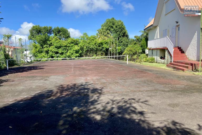 Terrain de 2790 M2 à 200 mètres du lycée Roland Garros