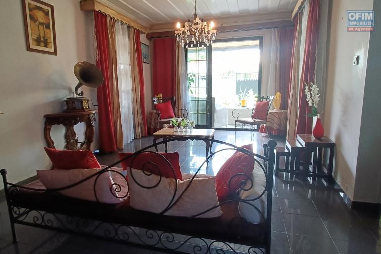 A vendre une grande Villa de type F5/6 de 246 m2 avec jacuzzi à Saint-André