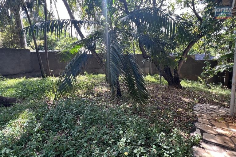 Maison F6 de 150 m2 habitables, construite sur 950 m2 de terrain avec piscine au sel, vue mer et montagne.
