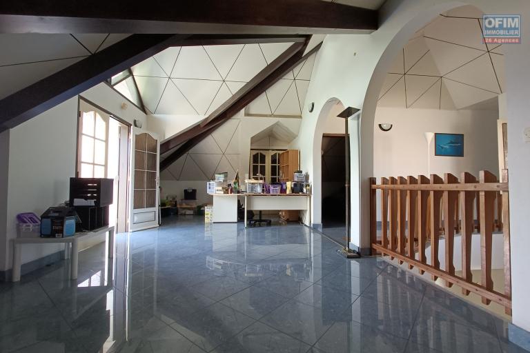 A vendre atypique villa F5 de 198m2 avec toit cathédrale à Saint-Benoit