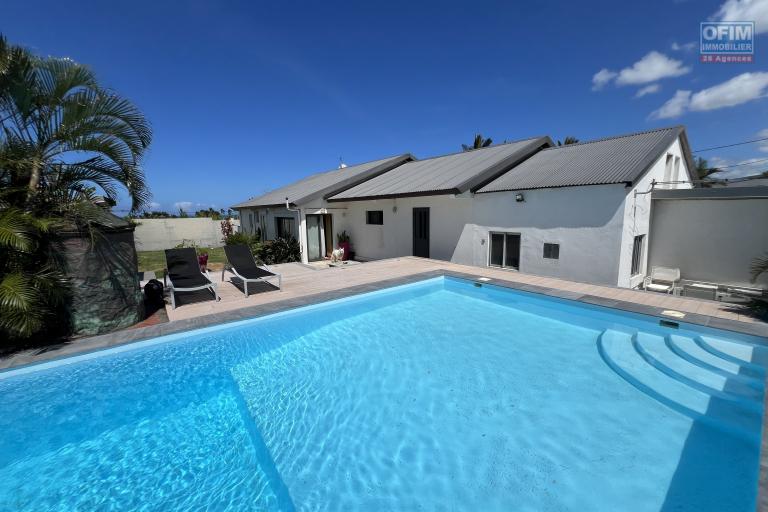 Belle propriété à Pierrefonds avec maison F7 + F2 + 2 garages, grande piscine au sel avec vue mer et montagne implantée sur 1321 m2 de terrain.