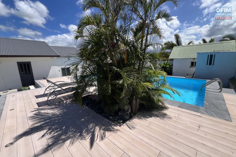 Belle propriété à Pierrefonds avec maison F7 + F2 + 2 garages, grande piscine au sel avec vue mer et montagne implantée sur 1321 m2 de terrain sans vis à vis.