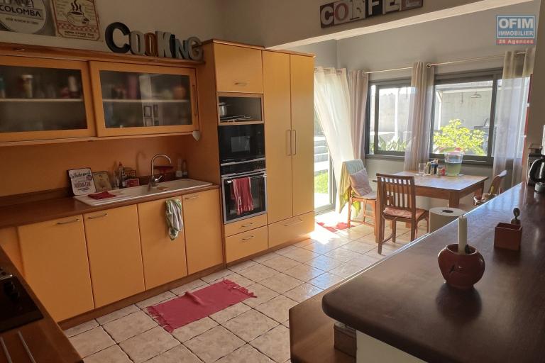 Belle propriété à Pierrefonds avec maison F7 + F2 + 2 garages, grande piscine au sel avec vue mer et montagne implantée sur 1321 m2 de terrain sans vis à vis.