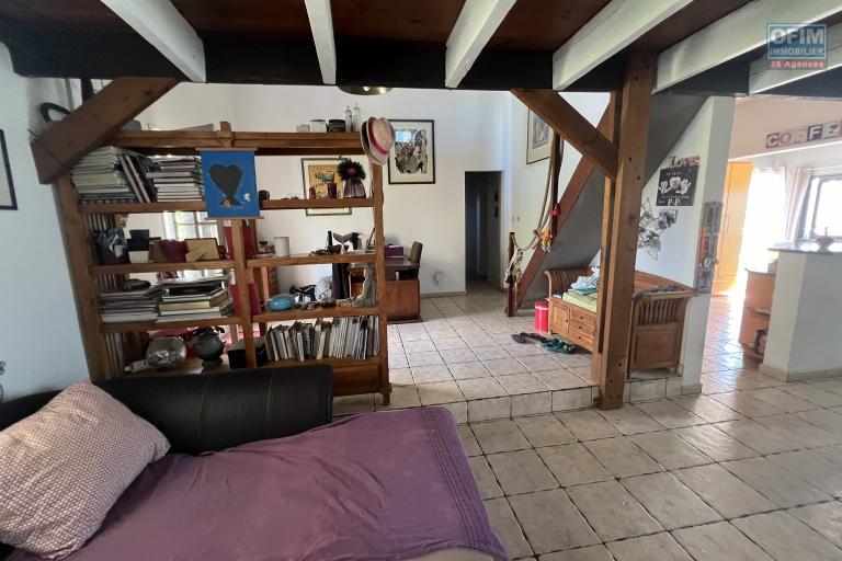 Belle propriété à Pierrefonds avec maison F7 + F2 + 2 garages, grande piscine au sel avec vue mer et montagne implantée sur 1321 m2 de terrain sans vis à vis.